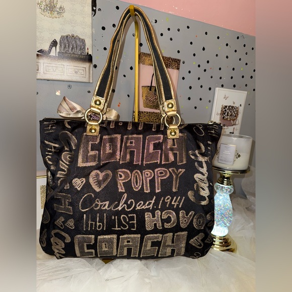 4 FER Coach Limited Edition Poppy Bag w/ Wristlet, scarf, & Pom Pom - Picture 5 of 9